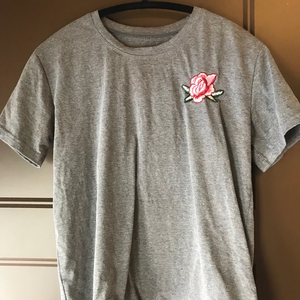 Grey crew neck t shirt with embroidered rose